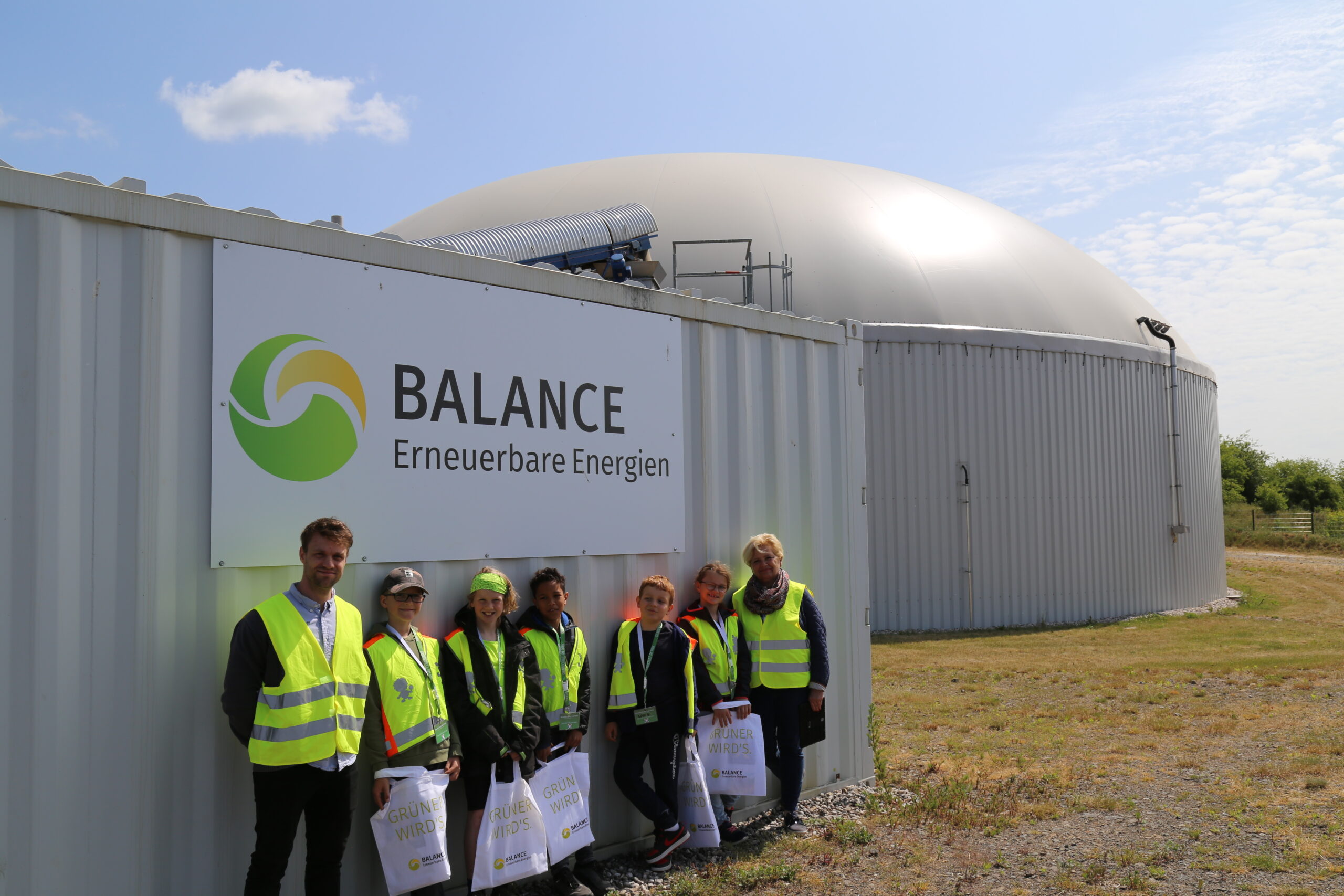 Schülergruppe vor der Biogasanlage